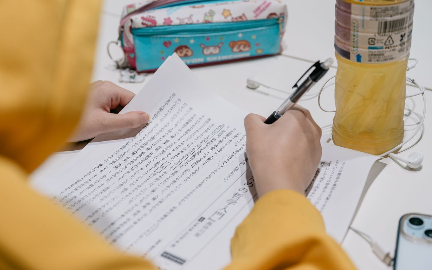桌上攤開的日文課本與彩色文具，有人正在做筆記